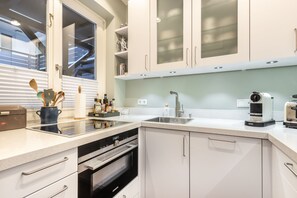 Kjøleskap, kokeplater, oppvaskmaskin og kaffetrakter/tekoker