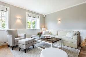 Fernseher, Kamin, Stereoanlage