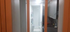 تجهيزات دش، مجففات شعر، مناشف، صابون