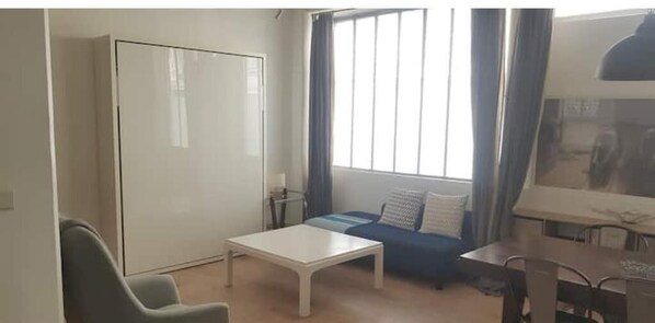 تلفزيون بشاشة مسطحة