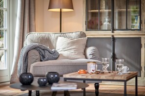 Fernseher, Kamin, Stereoanlage