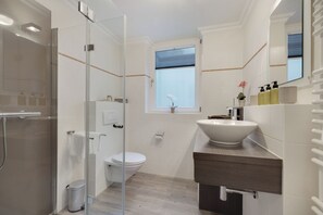 Dusche, Haartrockner, Handtücher