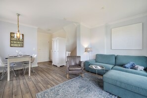 TV, DVD player, stereo - Landhaus im Erdgeschoss und Souterrain, ca. 80 qm Nutzfläche für bis zu 4 Pers (Wenningstedt-Braderup (Sylt))