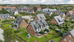 Een woonwijk met huizen, schuine daken en aangesloten garages.