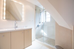 Dusche, Haartrockner, Handtücher