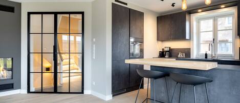 Fridge, oven, stovetop, dishwasher