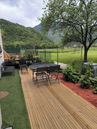 Outdoor dining. Appartement la Sapinette