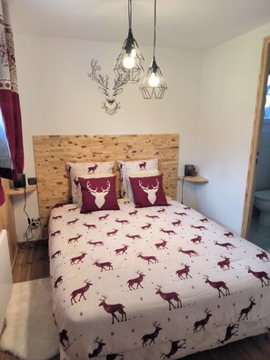 1 bedroom, travel cot, free WiFi, bed sheets