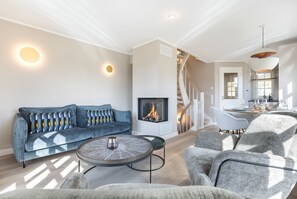 TV, caminetto, impianto stereo