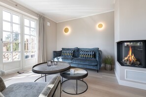 Tv, eldstad och en stereo