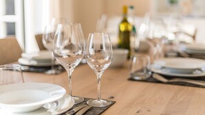 A dining table set with wine glasses, plates, and cutlery. - In Bester, Strandnaher Lage Gelegenes, Freistehendes Luxus-haus Unter Reet (Wenningstedt-Braderup (Sylt))