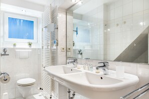 Suihku, hiustenkuivaaja, pyyhkeet