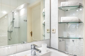 Dusche, Haartrockner, Handtücher