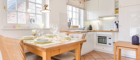 Een koelkast, een kookplaat, een vaatwasser