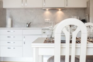 Fridge, stovetop, dishwasher, coffee/tea maker - Completely ground floor 3-room apartment near the beach. (Wenningstedt-Braderup (Sylt))