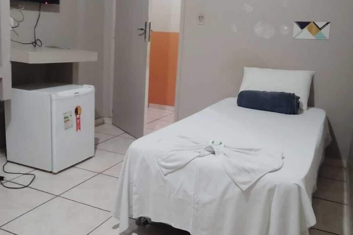 Quarto solteiro básico | Wi-Fi de cortesia, roupa de cama