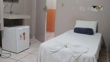 Quarto solteiro básico | Wi-Fi de cortesia, roupa de cama