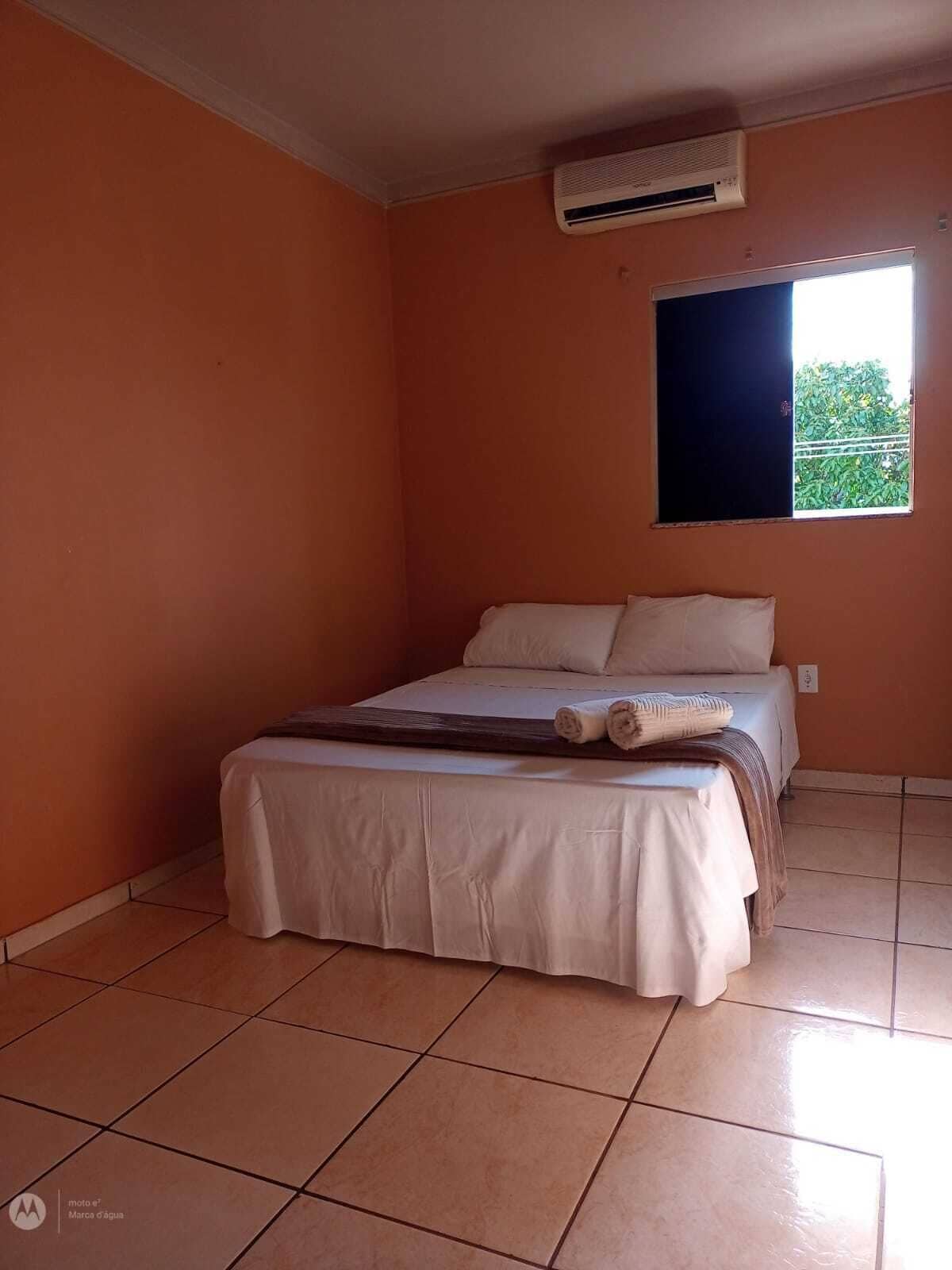 Quarto casal básico, 1 cama de casal | Wi-Fi de cortesia, roupa de cama