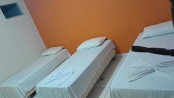 Habitación triple básica | Wifi gratis y ropa de cama