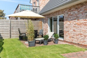 Terrace/patio - Sehr Schönes Mittelhausteil in Zurückgezogener Lage Westerlands (Sylt)
