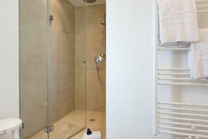 Douche, sèche-cheveux, serviettes fournies