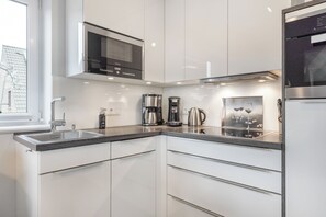 Kylskåp, mikrovågsugn, ugn och spishäll