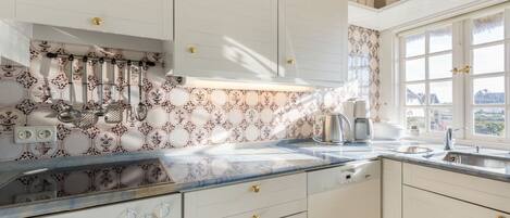 冷蔵庫、オーブン、コンロ、食器洗い機