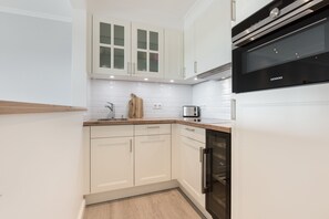 Kjøleskap, kokeplater, oppvaskmaskin og kaffetrakter/tekoker