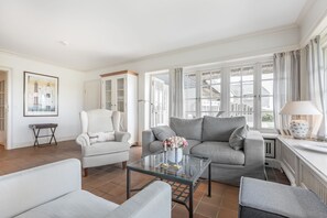 TV, DVD-spiller og stereoanlegg