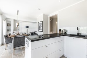 Kylskåp, ugn, spishäll och diskmaskin