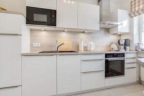 Kjøleskap, mikrobølgeovn, ovn og kokeplater