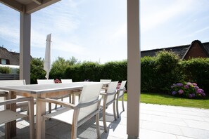 Outdoor dining - Freistehendes Luxus-einzelhaus Zwischen Wenningstedter Dorfteich und Dünen (Wenningstedt-Braderup (Sylt))