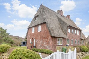 Exterior - Warme Farben, ein Hochwertiger Holzboden und Maritim Blaue Accessoires (List auf Sylt)