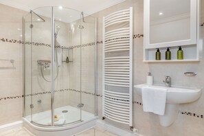 Hair dryer, towels - Warme Farben, ein Hochwertiger Holzboden und Maritim Blaue Accessoires (List auf Sylt)