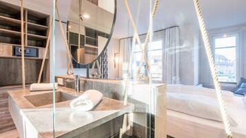 4 bedrooms, iron/ironing board, free WiFi, bed sheets