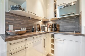 Fridge, microwave, oven, stovetop - Urlaub Nach Maß: Strandnähe & Wohlfühlen (Wenningstedt-Braderup (Sylt))