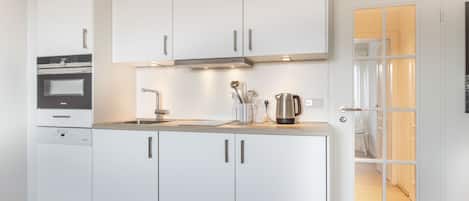 Réfrigérateur, surface de cuisson, lave-vaisselle, cafetière-théière