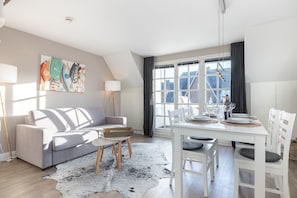 Dining - 3-room apartment on the upper floor/ground floor with approx. 54 sqm floor space in Munkmarsch (Sylt)