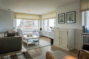 Televisie, een dvd-speler en een stereo