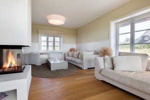 Fernseher, Kamin, Stereoanlage
