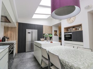 Casa rural | Cuina privada | Frigorífic, rentaplats, bullidora elèctrica i torradora 