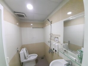Deluxe Double Room | Bathroom | Shower, bidet, towels, shampoo - Capital O 1221 Thien An Hotel (Ho Chi Minh City)