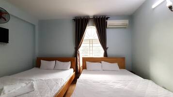 Family Room | Desk, free WiFi, bed sheets