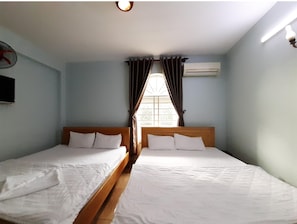 Family Room | Desk, free WiFi, bed sheets