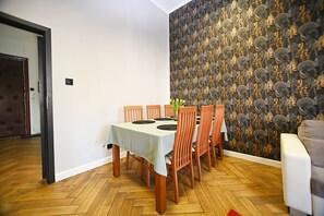 公寓 | 2 間臥室、筆電工作空間、遮光布/窗簾、熨斗/熨衣板