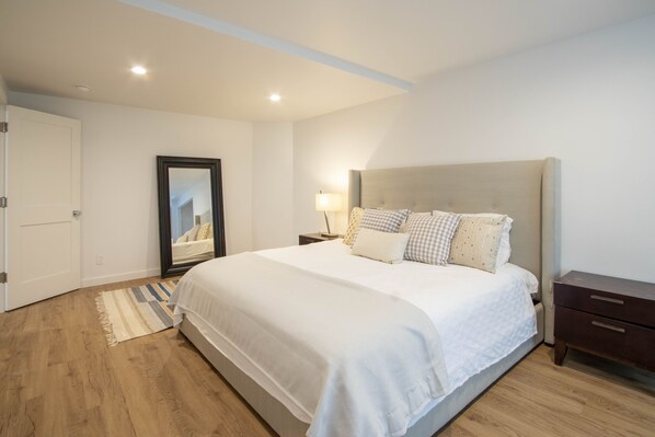 2 bedrooms, desk, iron/ironing board, WiFi