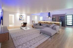 Smart TV, computer monitors