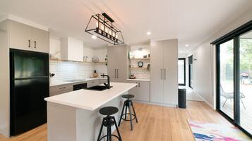 Réfrigérateur, micro-ondes, four, plaque de cuisson