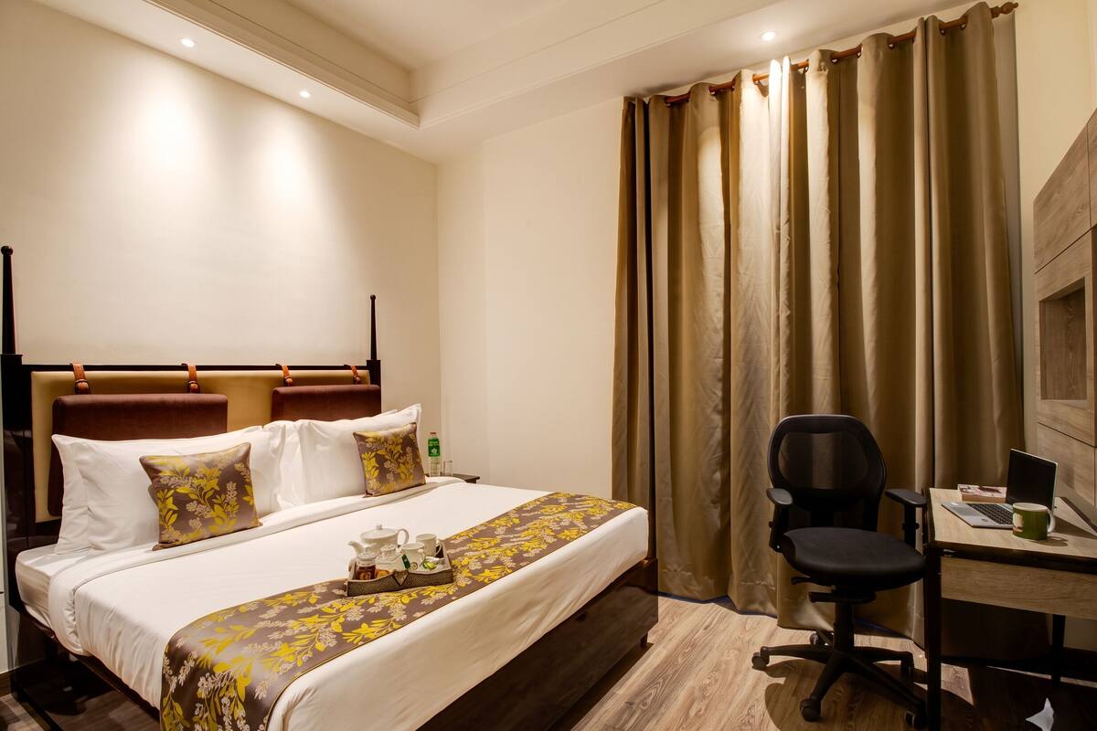 Premium Suite with Living room, with Complimentary Hi-Tea & 1 Pint of Beer | 1 bedroom, desk, laptop workspace, soundproofing