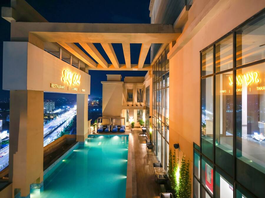 Una piscina al aire libre